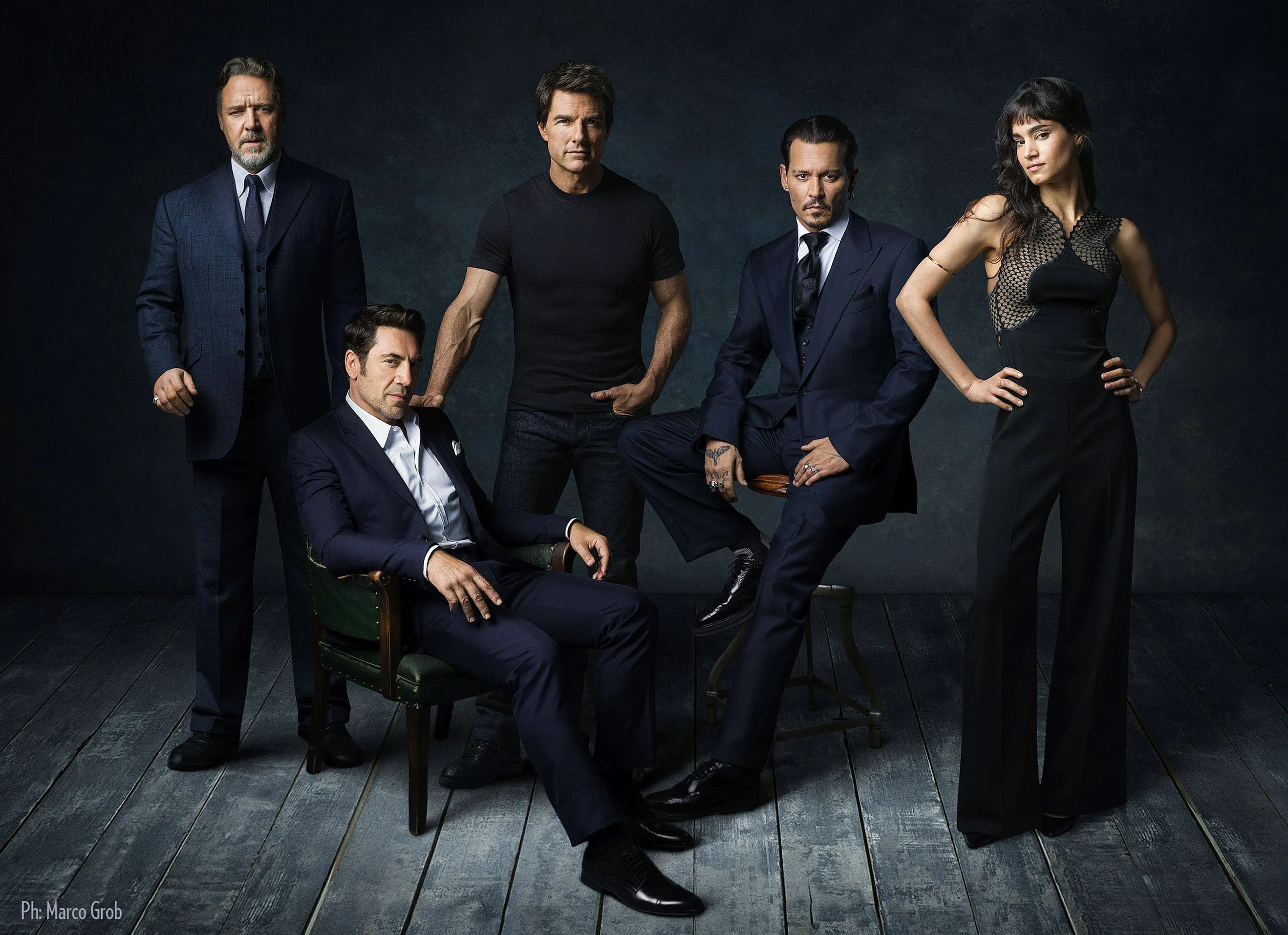 hand-painted-canvas-photography-backdrops Studio group portrait featuring dramatic lighting and dark blue canvas backdrop. Portrait of Johnny Depp, Tom Cruise, Russell Crowe and Javier Bardem by photographer Marco Grob